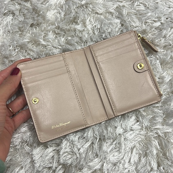Authentic small Ferragamo wallet - Picture 5 of 8